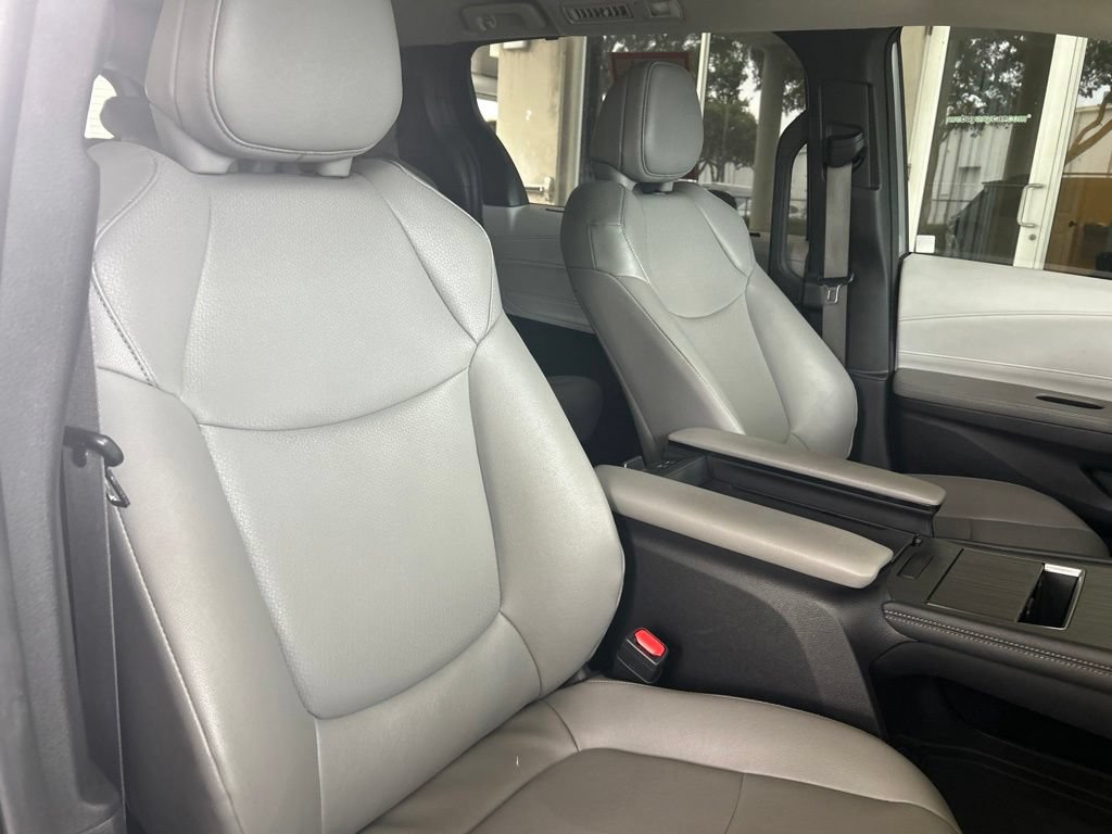 Used 2025 Toyota Sienna XLE FWD image 24