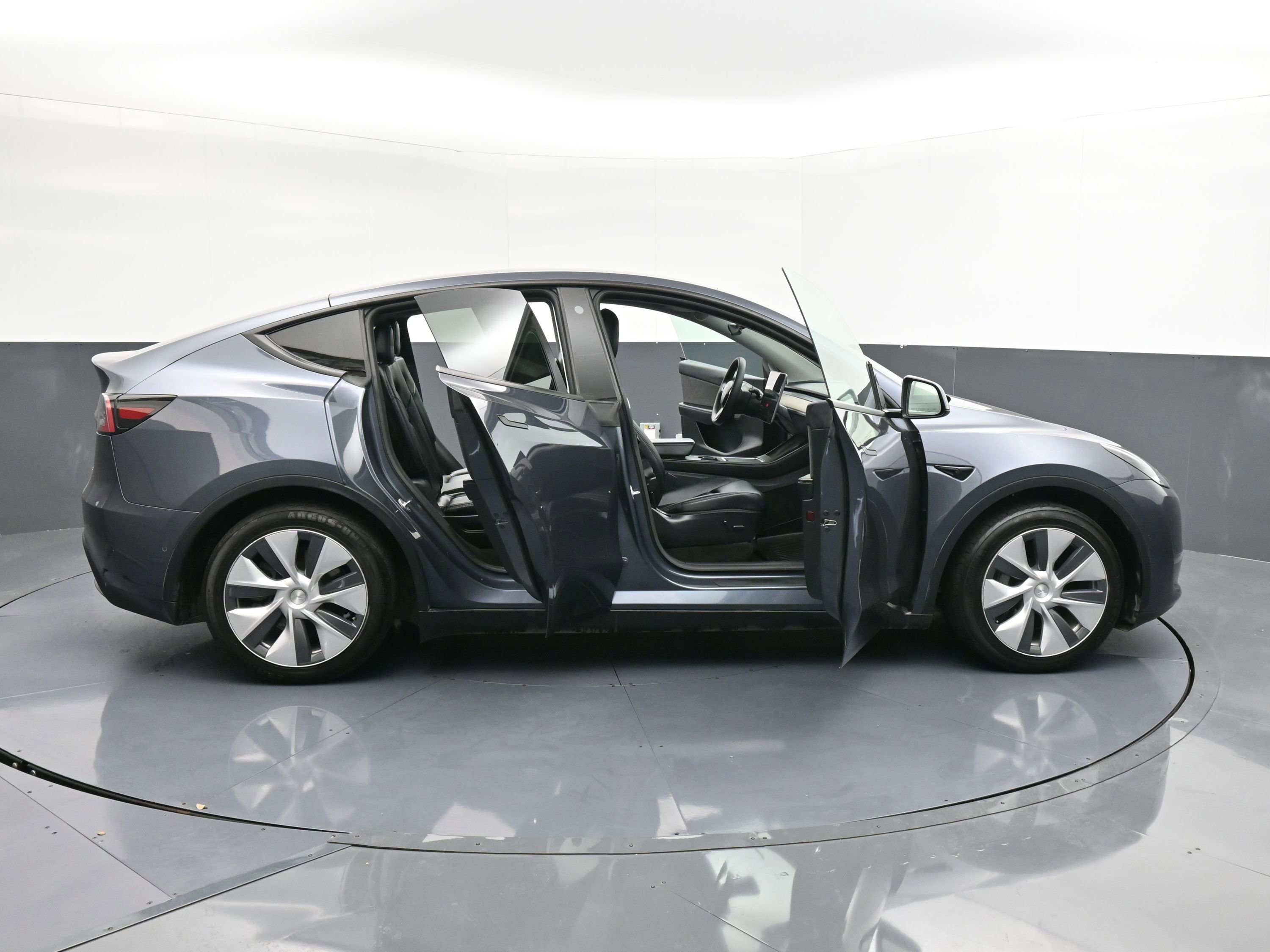 Used 2022 Tesla Model Y Long Range image 40