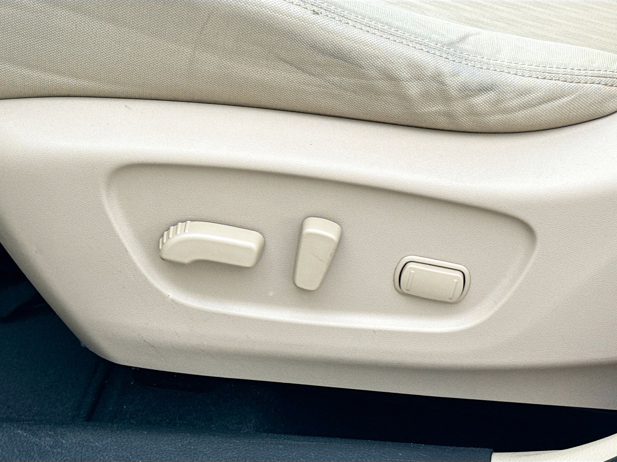 Used 2020 Nissan Rogue SV image 25