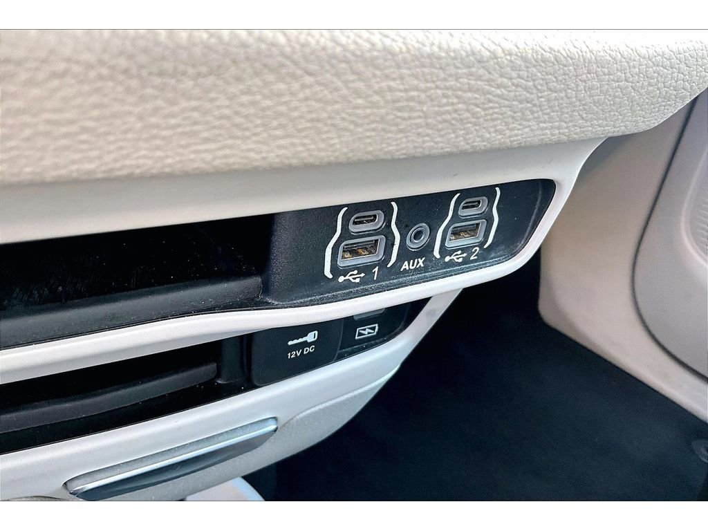Used 2022 Chrysler Pacifica Touring-L image 36