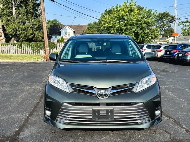 Used 2018 Toyota Sienna XLE w/ XLE Navigation Package FWD image 2