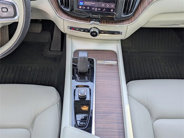 Used 2022 Volvo XC60 B5 Momentum w/ Advanced Package image 19