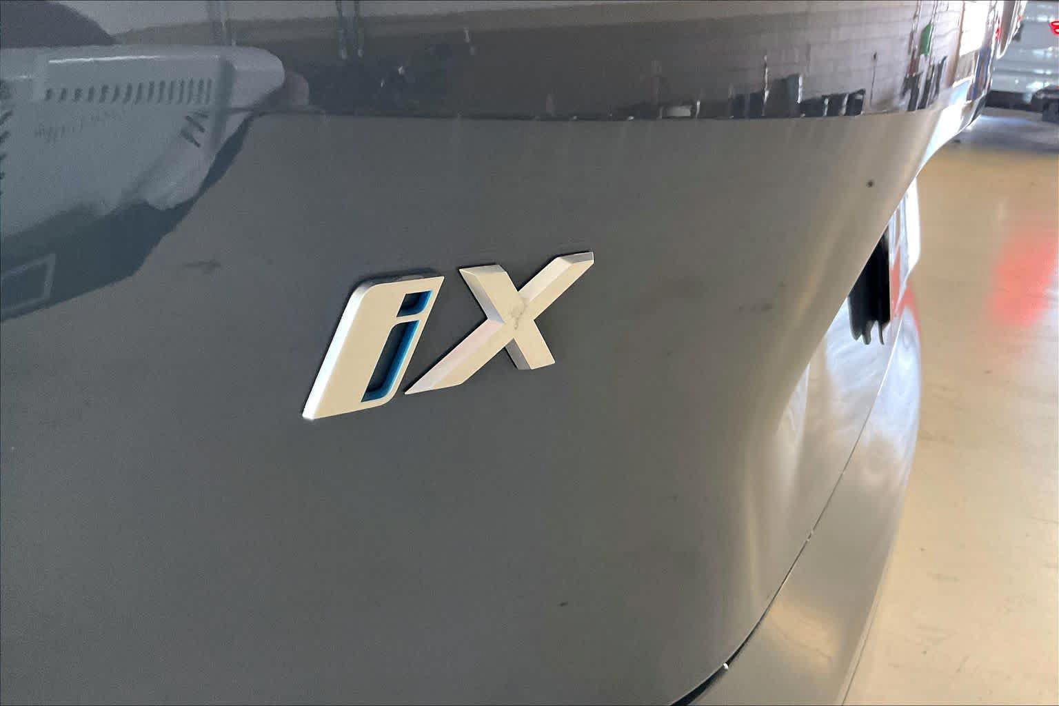 Used 2024 BMW iX xDrive50 w/ Sport Package AWD/4WD image 9