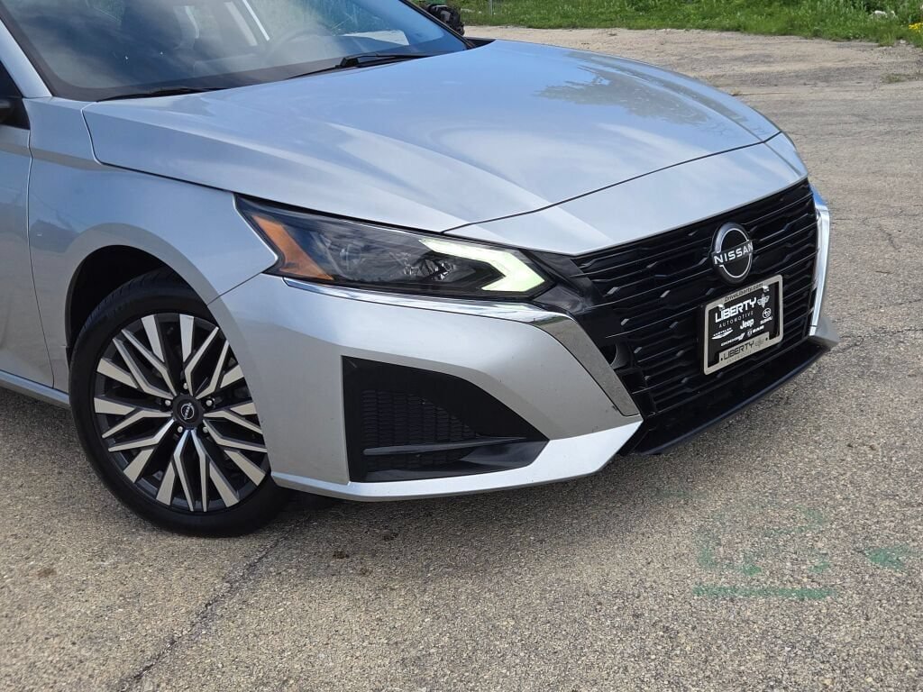 Used 2023 Nissan Altima 2.5 SV AWD/4WD image 2