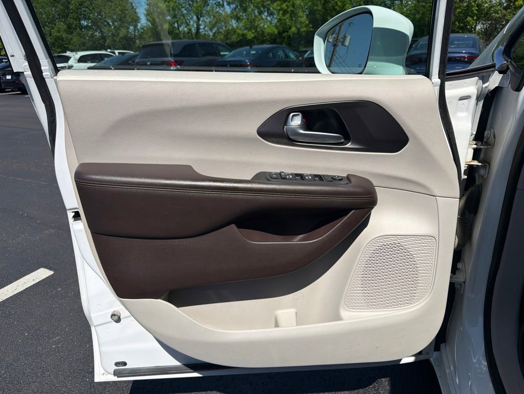 Used 2018 Chrysler Pacifica Touring-L Plus FWD image 17