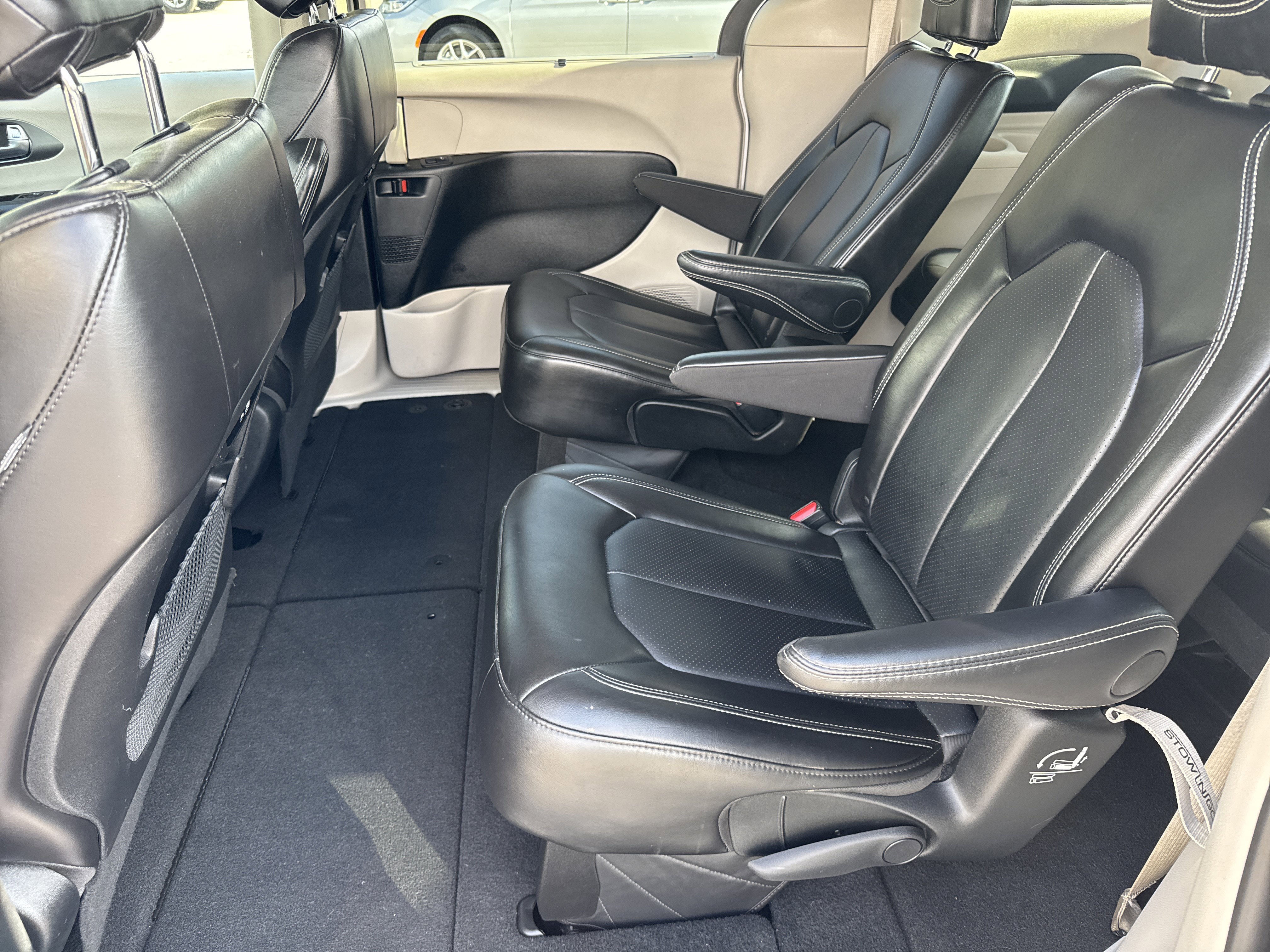 Used 2024 Chrysler Pacifica Touring-L image 21