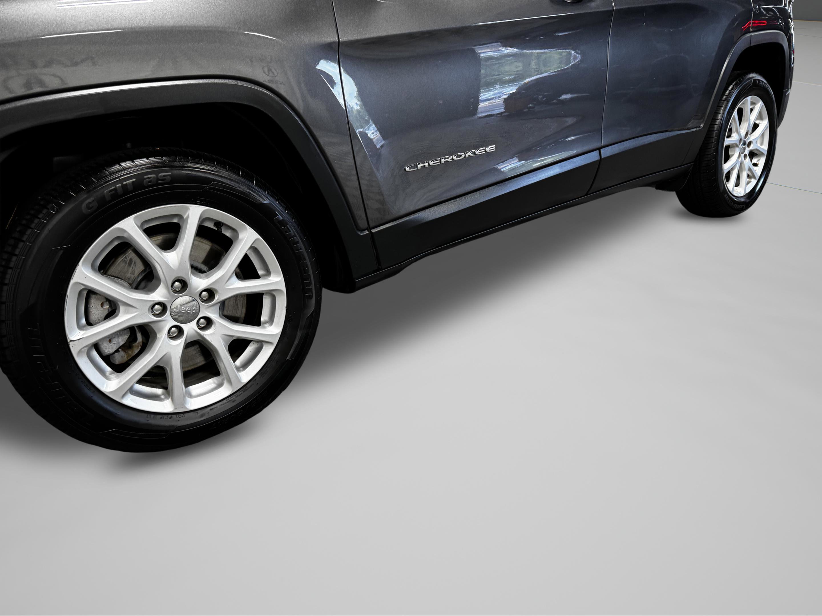 Used 2017 Jeep Cherokee Latitude w/ Safety/Convenience Group FWD image 46