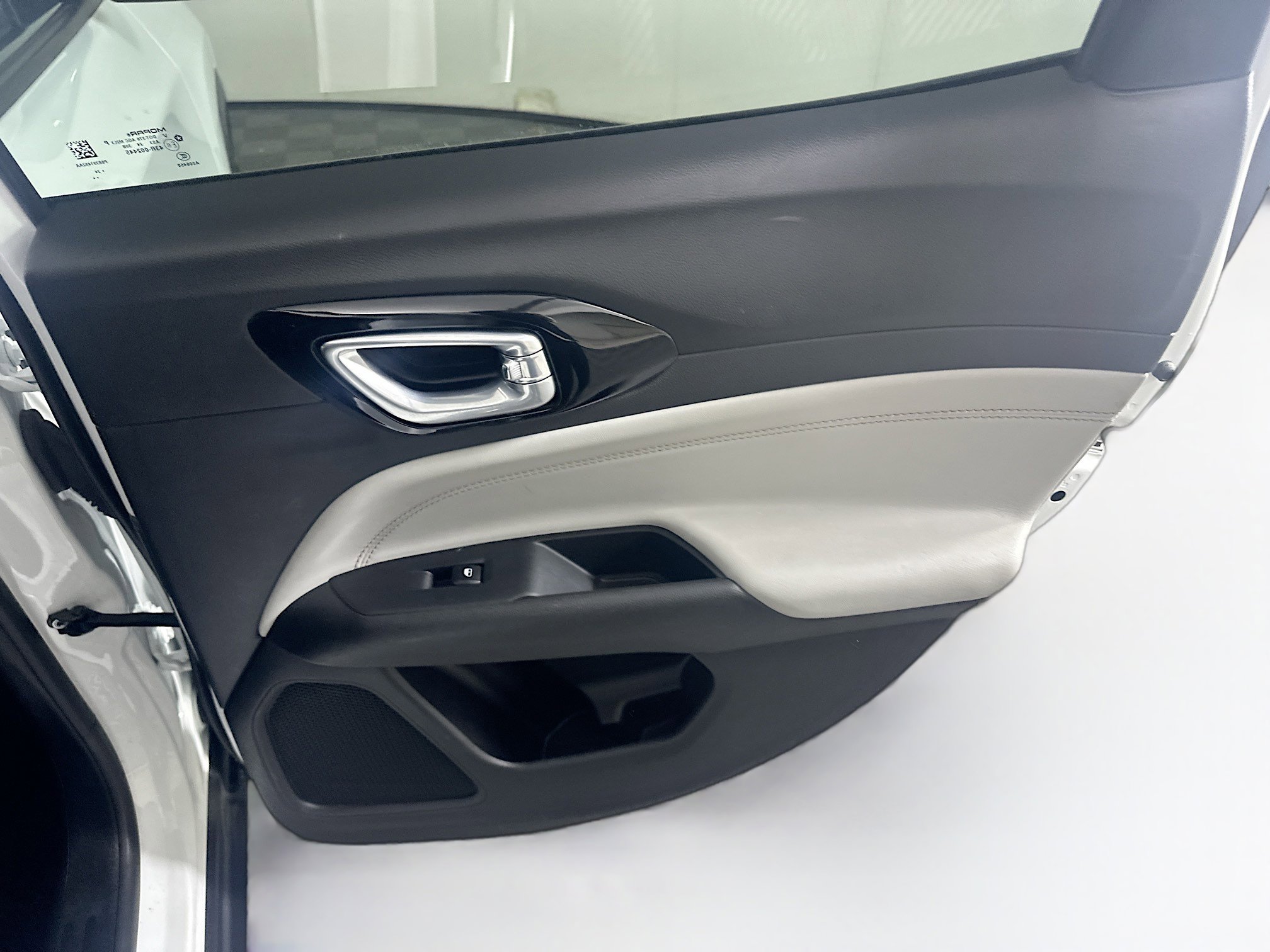 Used 2025 Jeep Compass Limited image 28