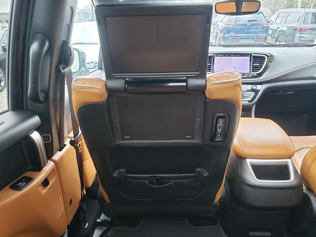 Used 2022 Chrysler Pacifica Pinnacle FWD image 13
