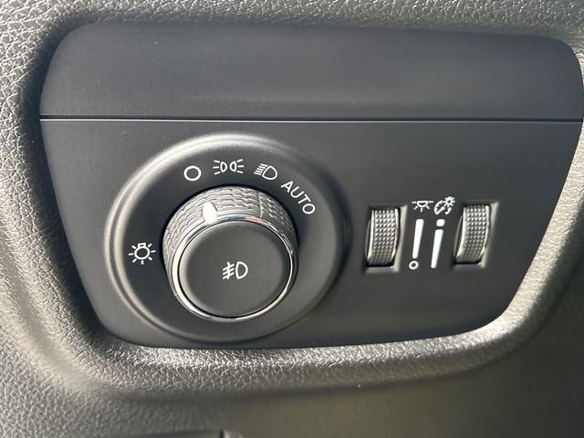 Used 2023 Jeep Grand Cherokee Limited w/ Black Appearance Package AWD/4WD image 23