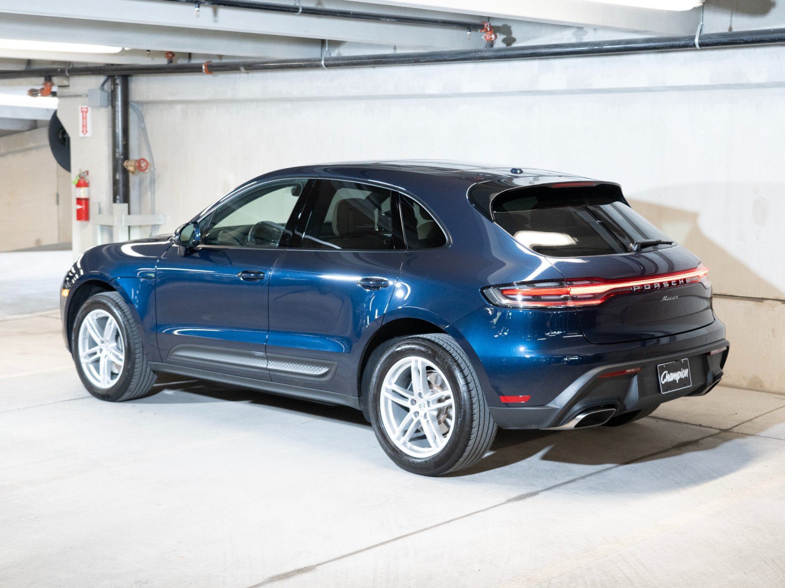 Certified 2023 Porsche Macan AWD/4WD image 3