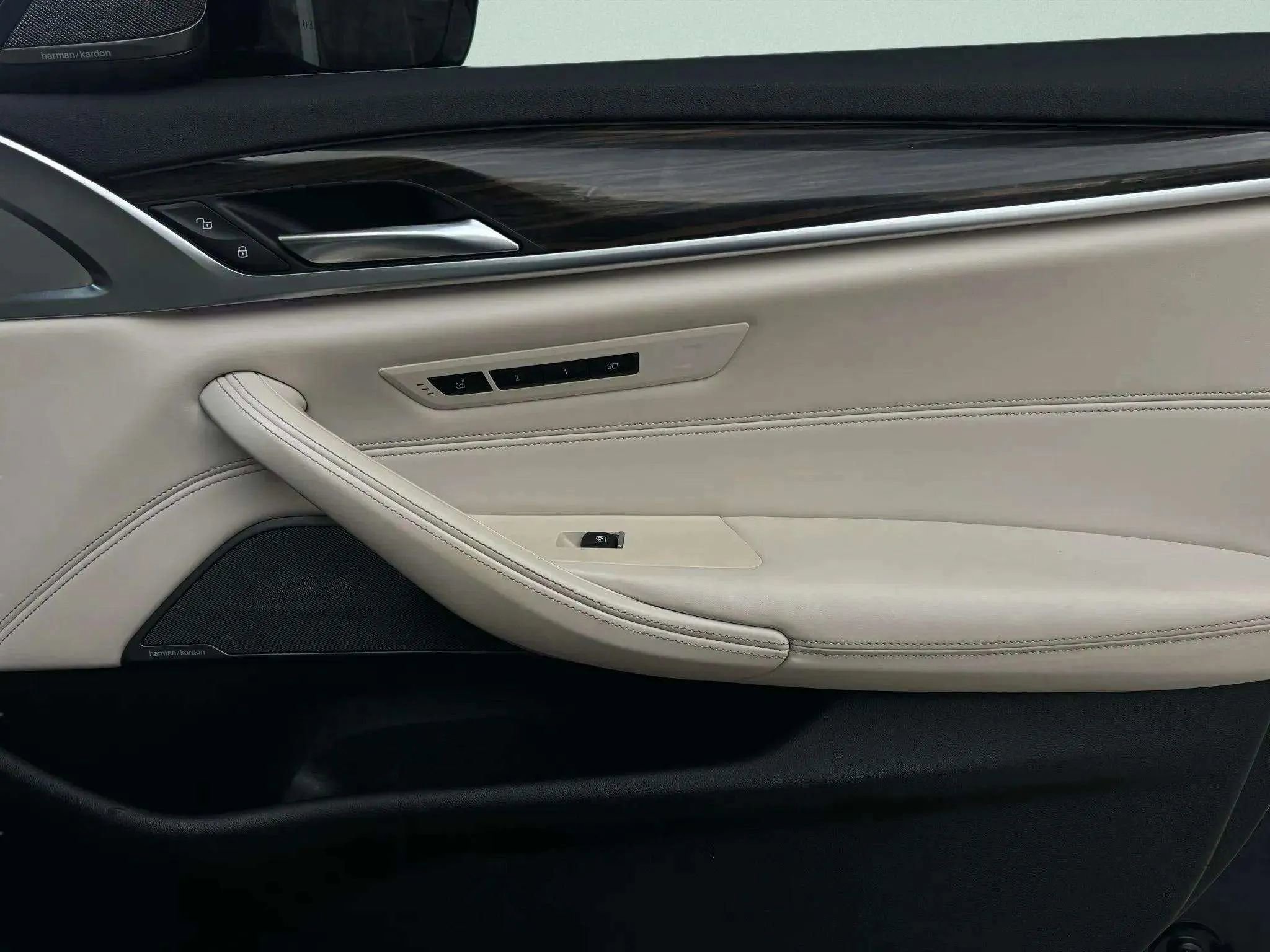 Used 2019 BMW 540i w/ Premium Package image 8