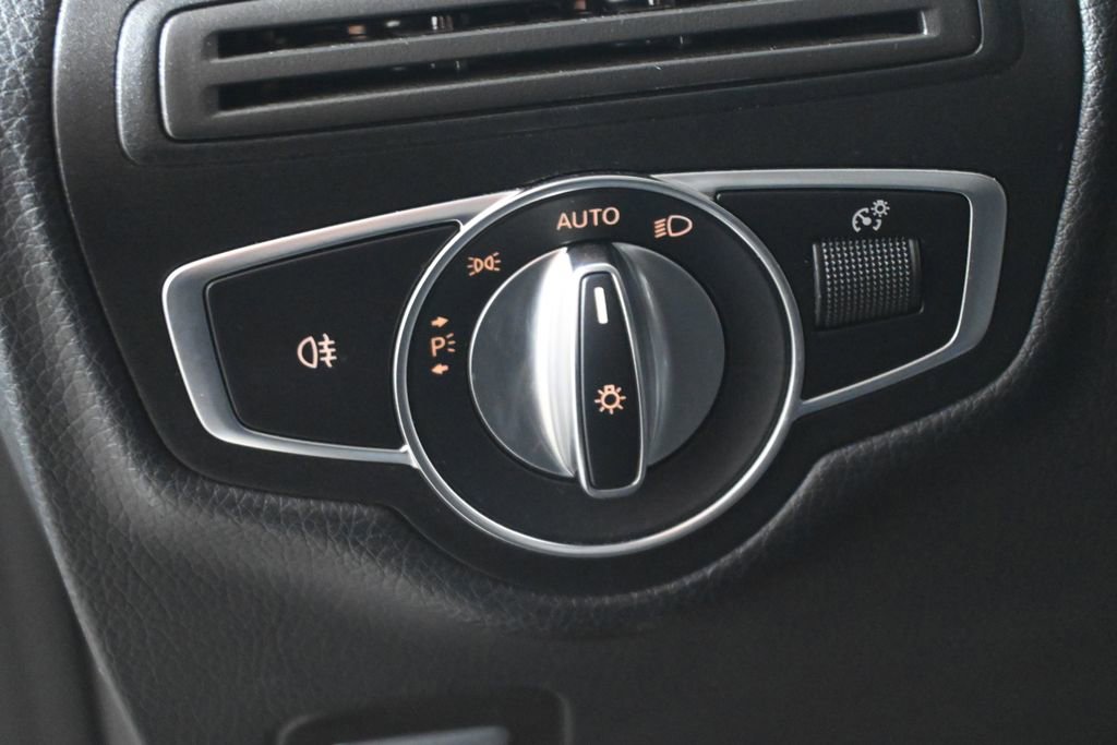 Used 2019 Mercedes-Benz GLC 300 4MATIC image 27