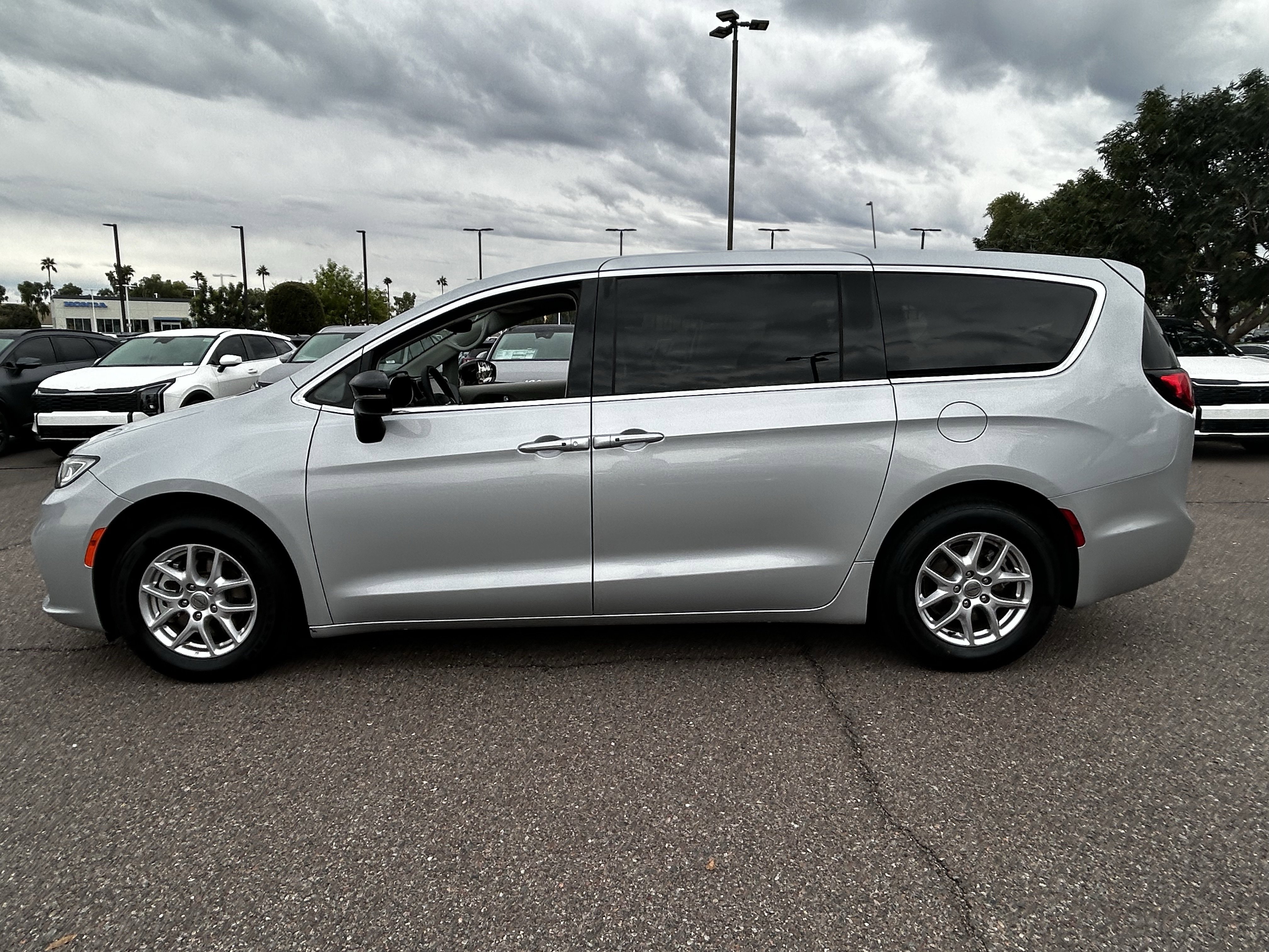 Certified 2024 Chrysler Pacifica Touring-L image 3