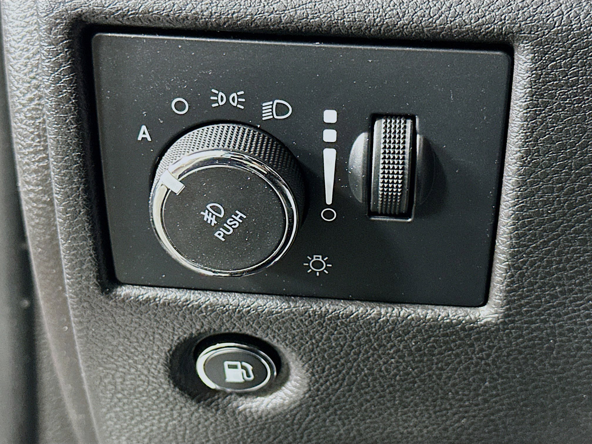 Used 2021 Jeep Grand Cherokee Limited w/ Luxury Group II image 17