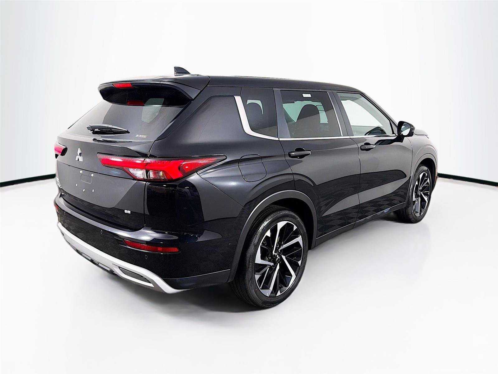 Used 2023 Mitsubishi Outlander SE image 7