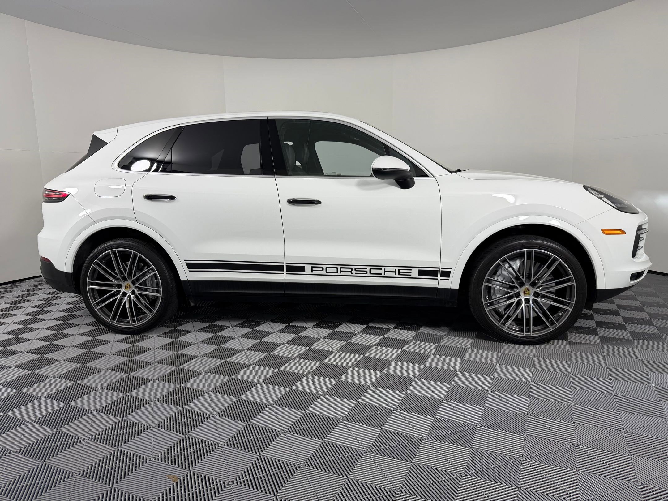 Used 2022 Porsche Cayenne image 8