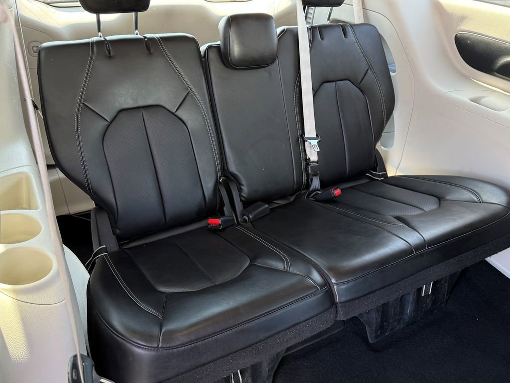 Used 2024 Chrysler Pacifica Touring-L image 12