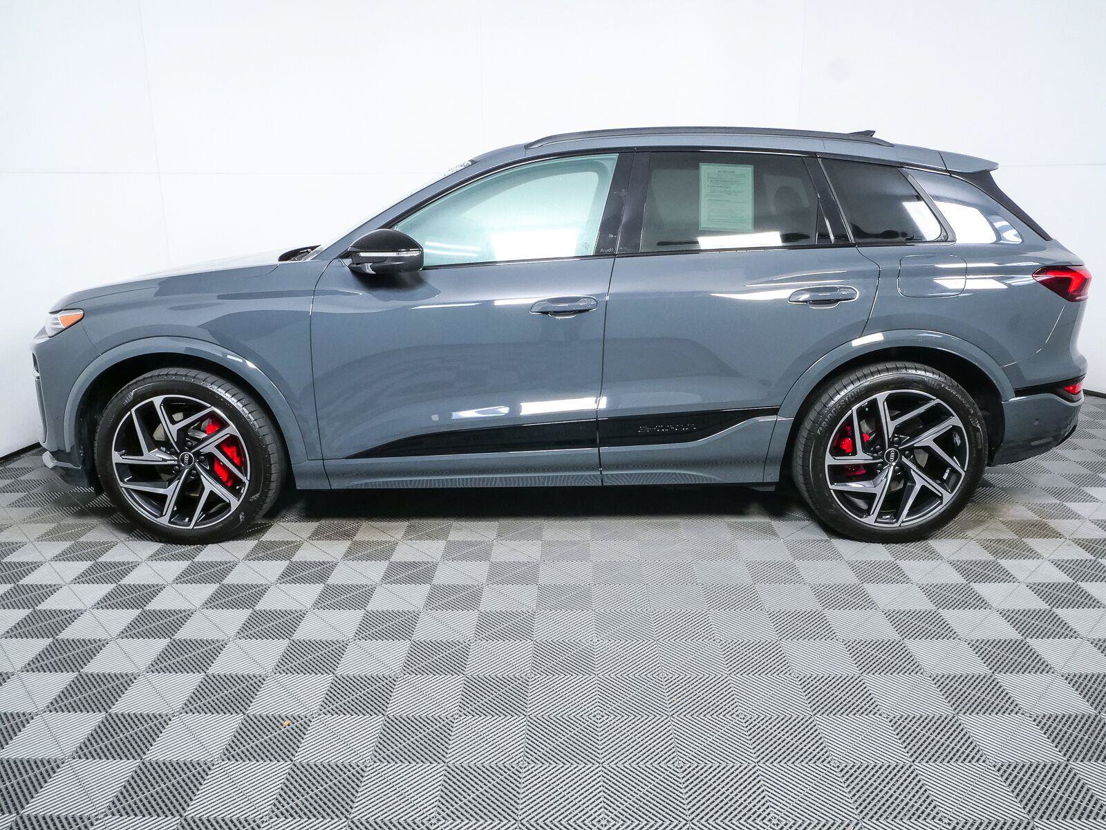 Used 2025 Audi SQ6 e-tron Prestige w/ 21" Black Optic Wheel Package AWD/4WD image 28