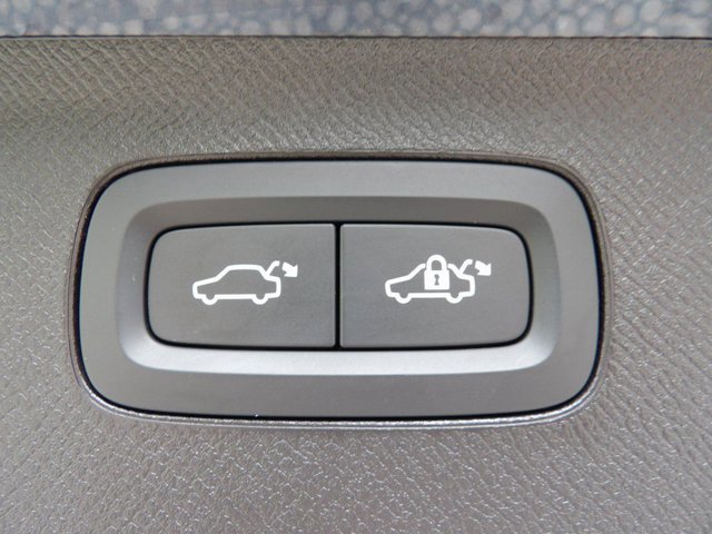 Certified 2025 Volvo XC90 B6 Plus image 26