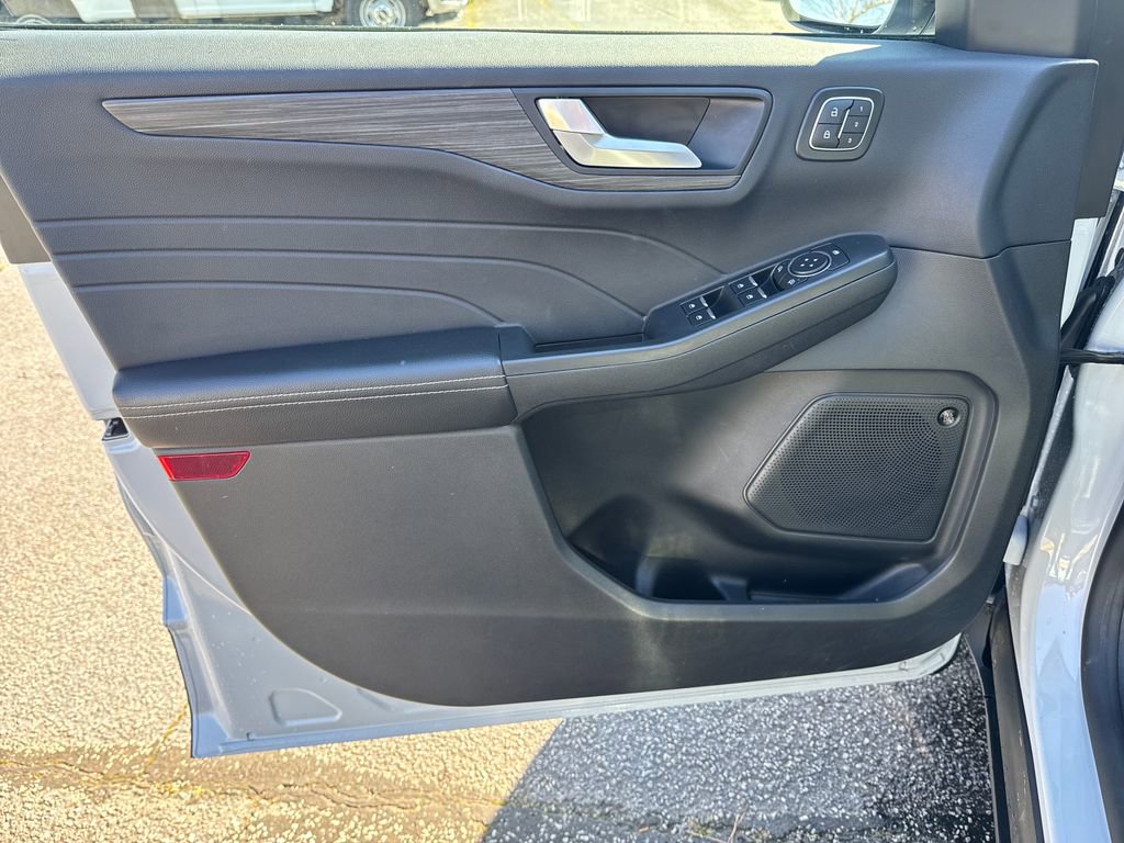 Used 2025 Ford Escape Platinum w/ Premium Technology Package image 16
