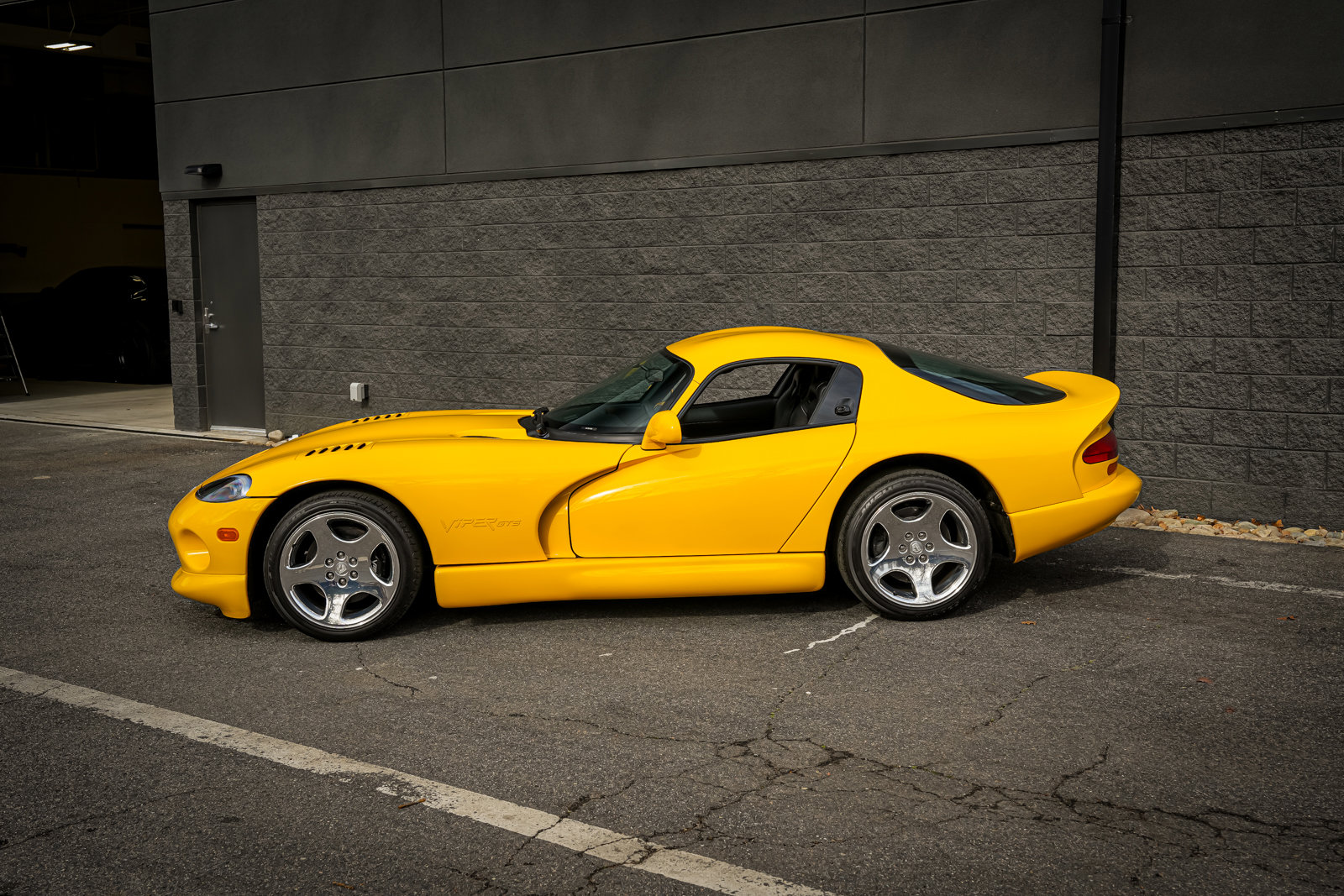 Used 2001 Dodge Viper GTS RWD image 2