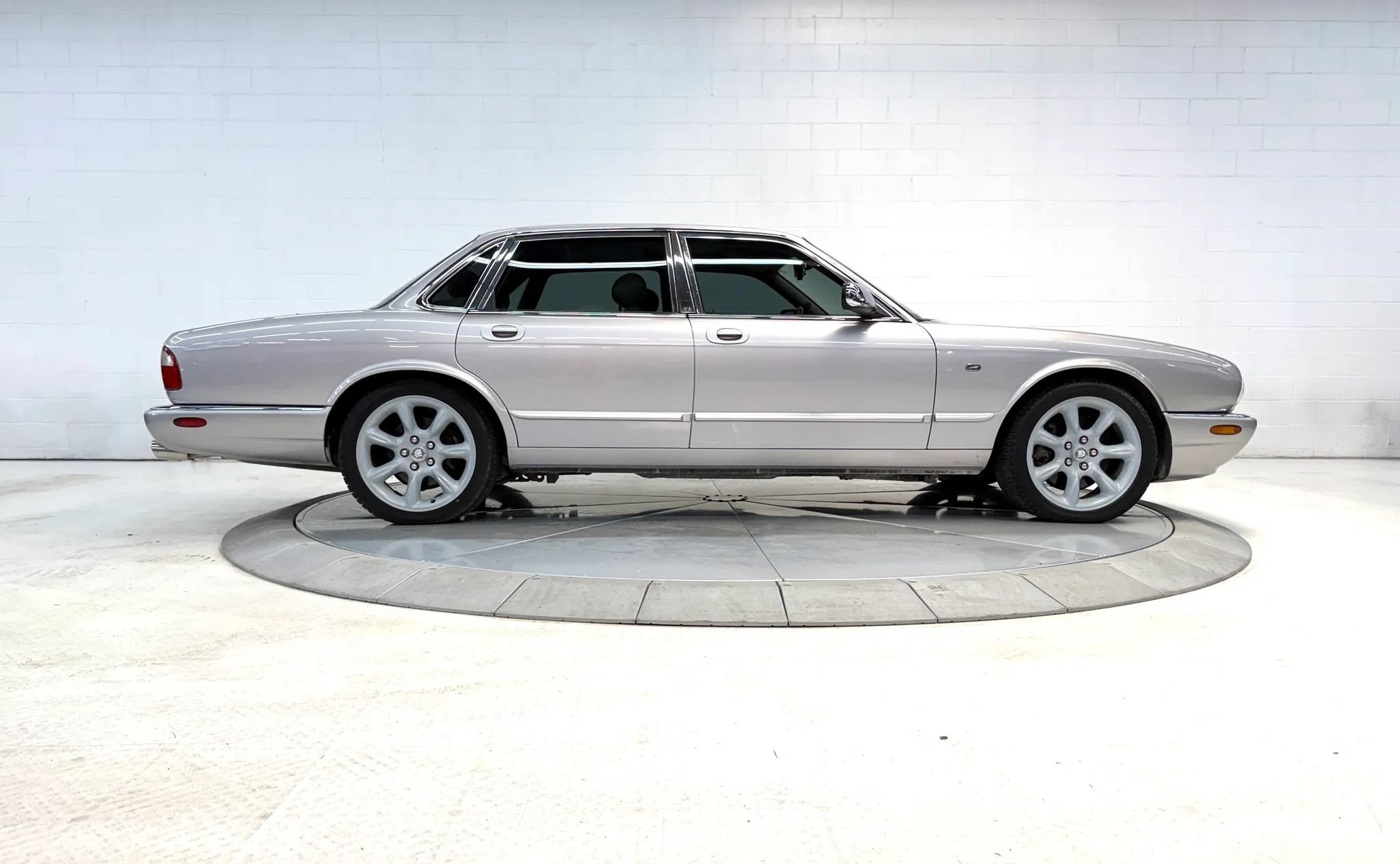 Used 2000 Jaguar XJ8 RWD image 21
