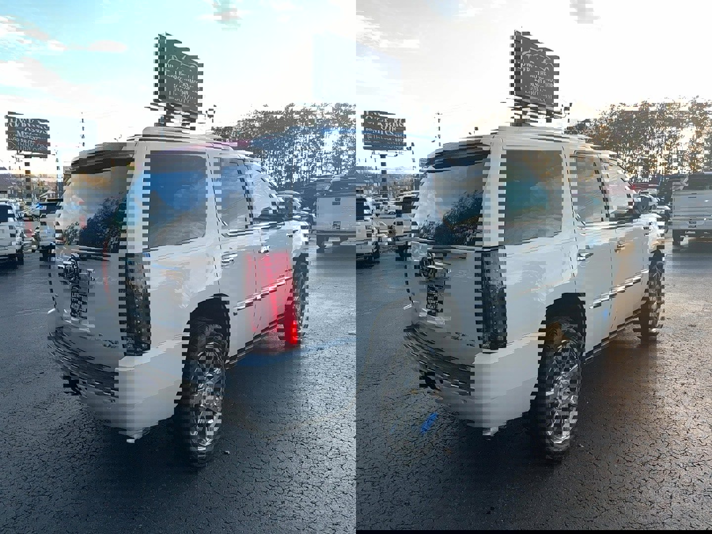 Used 2014 Cadillac Escalade Luxury image 5