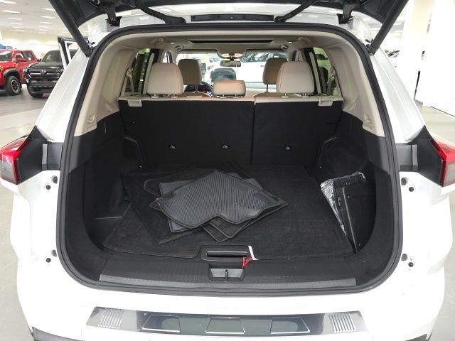 Used 2024 Nissan Rogue SV w/ SV Premium Package FWD image 12