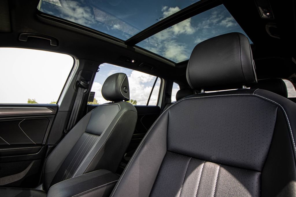 Used 2023 Volkswagen Tiguan SE R-Line image 46