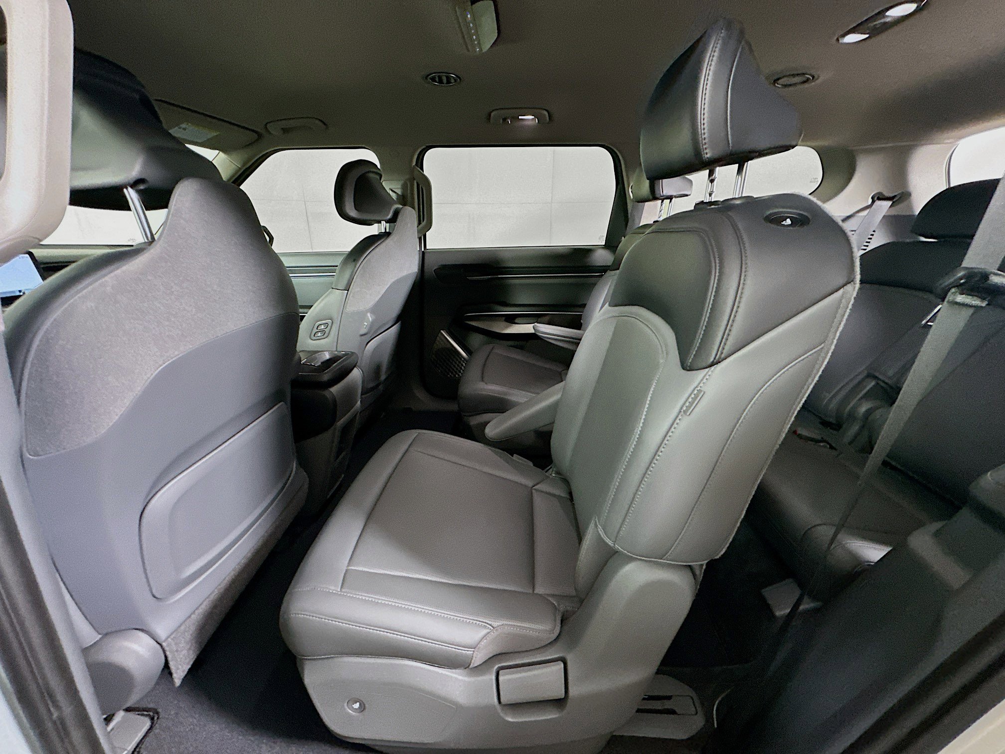 Used 2024 Kia EV9 Light Long Range RWD image 28