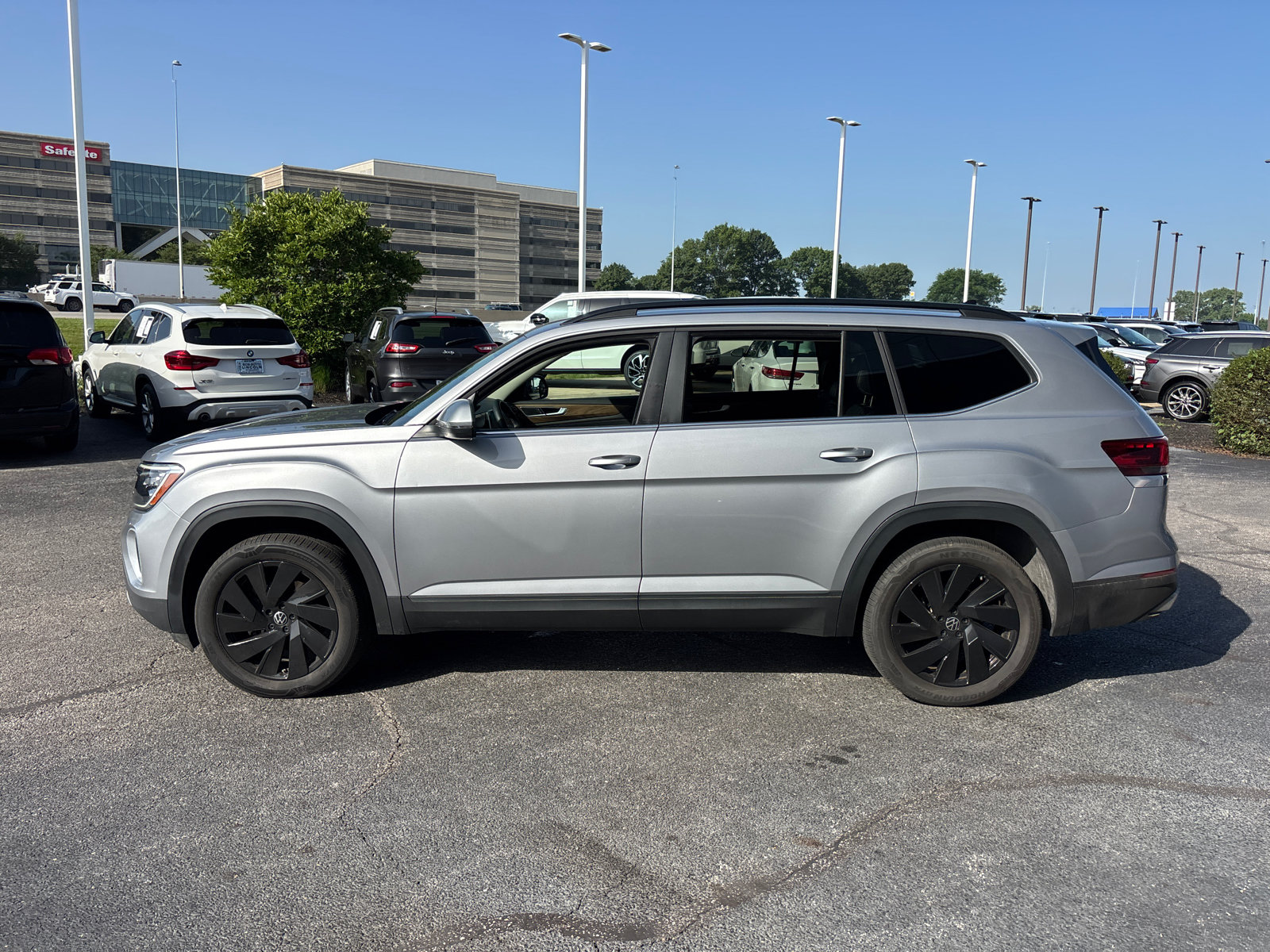 Used 2024 Volkswagen Atlas SE w/ Black Wheel Package AWD/4WD image 4