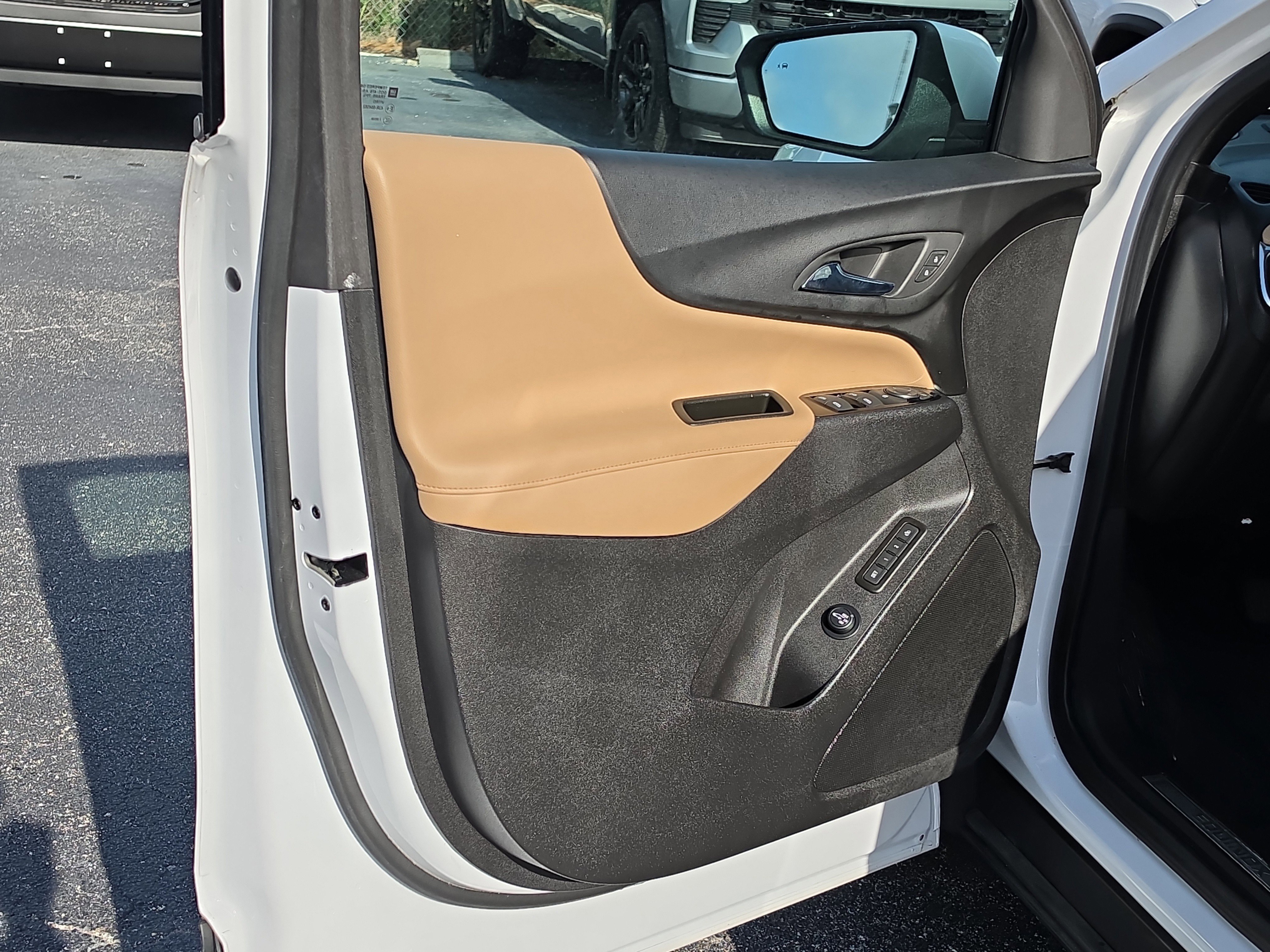 Used 2023 Chevrolet Equinox Premier FWD image 18