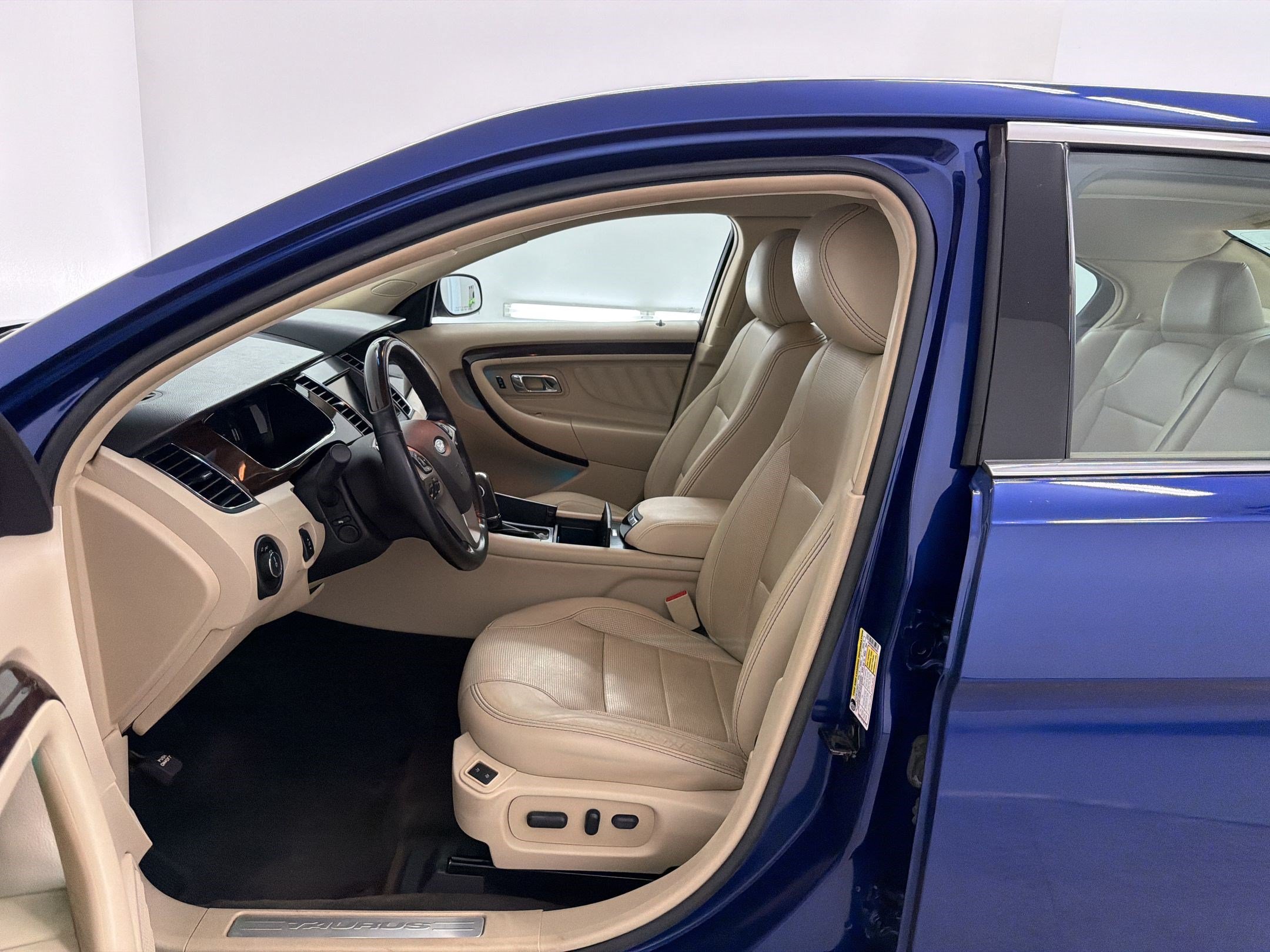 Used 2013 Ford Taurus Limited FWD image 5