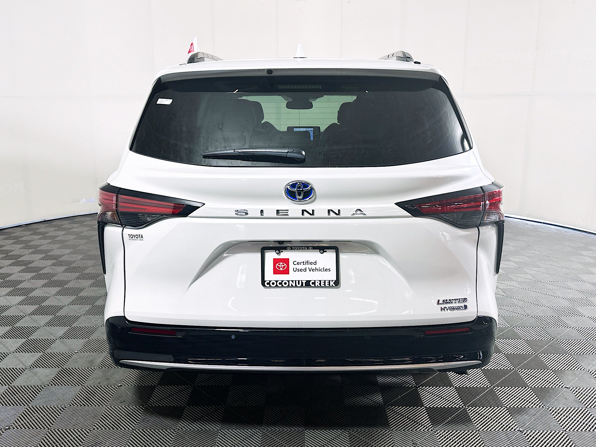 Used 2023 Toyota Sienna Limited FWD image 4