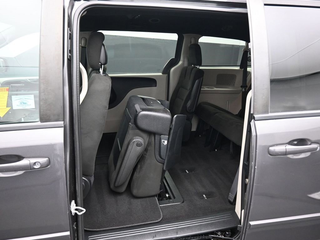 Used 2016 Dodge Grand Caravan SE image 32