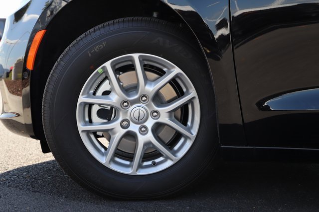 New 2026 Chrysler Pacifica Select image 3