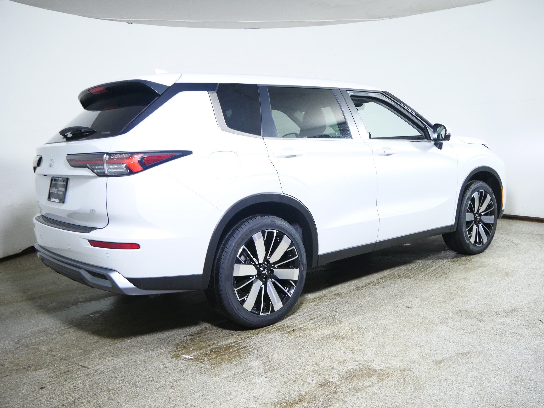 New 2026 Mitsubishi Outlander SE AWD/4WD image 2