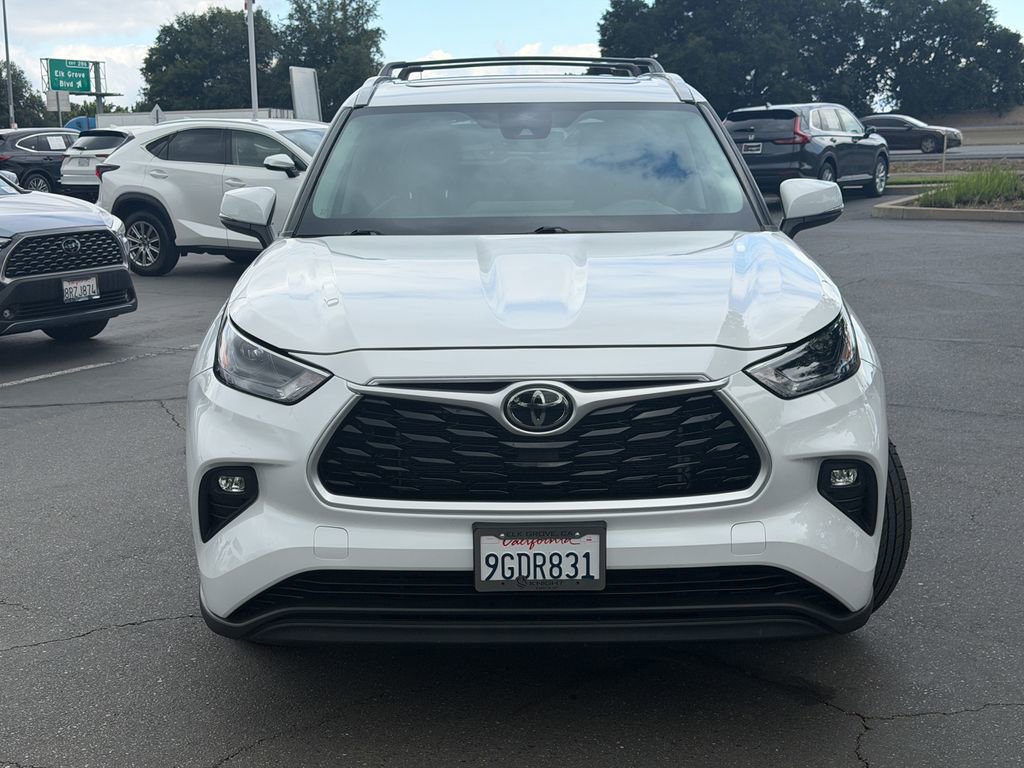 Used 2023 Toyota Highlander XLE AWD/4WD image 3