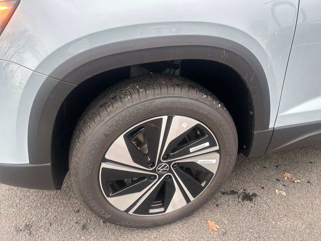 New 2026 Volkswagen Taos SE image 2