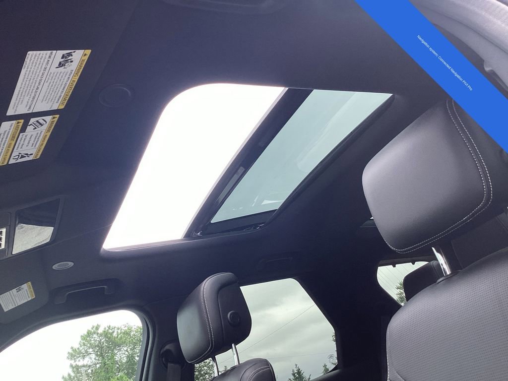 Used 2024 Land Rover Discovery Dynamic SE image 4