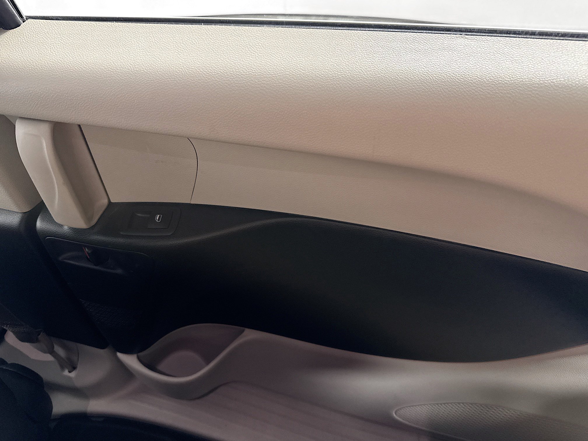 Used 2020 Chrysler Voyager LX FWD image 27