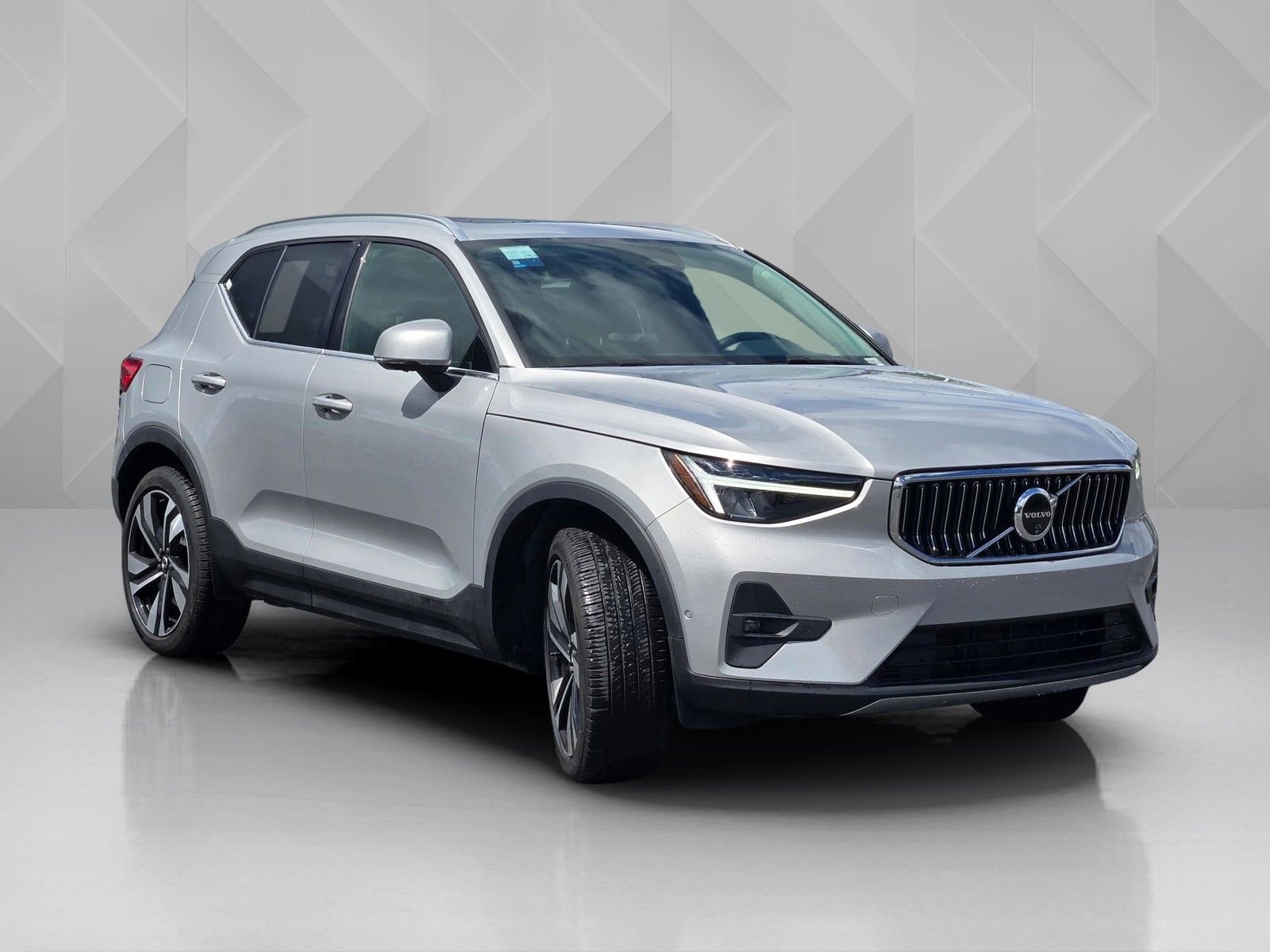 Certified 2025 Volvo XC40 B5 Plus AWD/4WD image 8