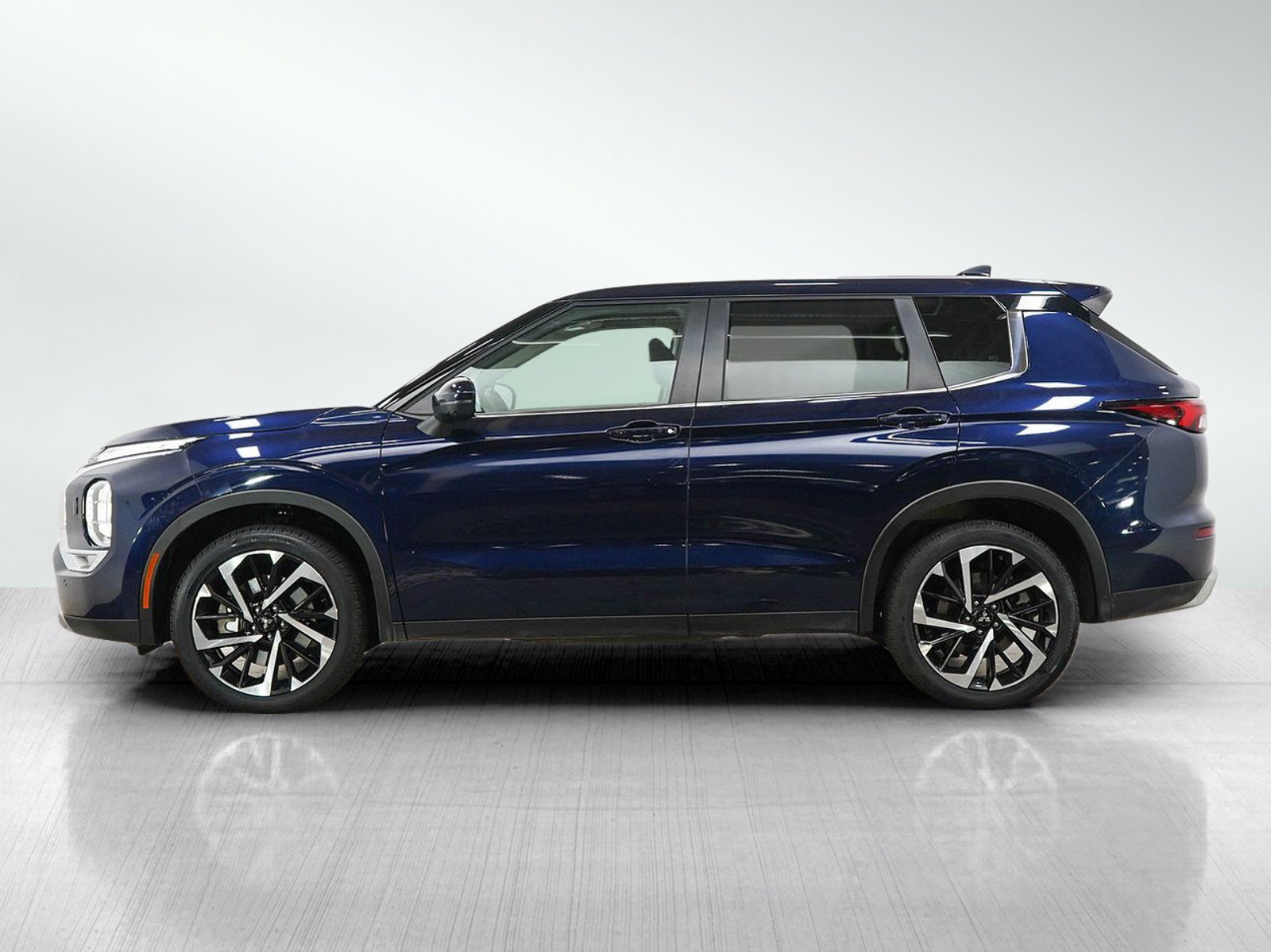 Used 2024 Mitsubishi Outlander SE AWD/4WD image 2