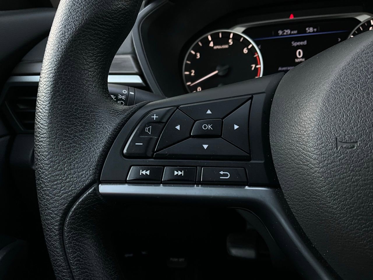 Used 2025 Nissan Altima 2.5 SV image 32