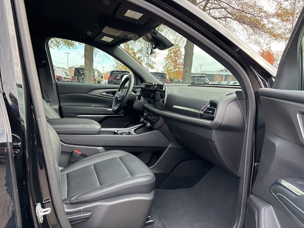 Used 2025 Chevrolet Traverse LT image 21