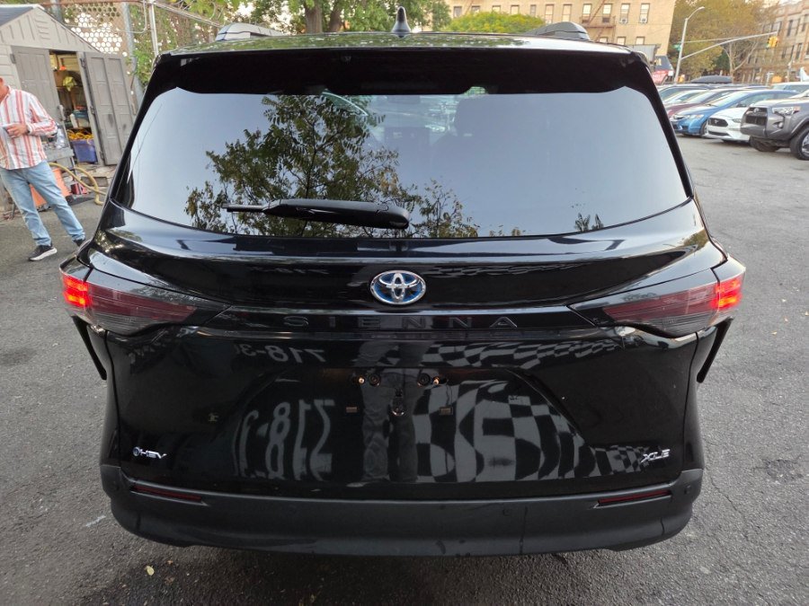 Used 2025 Toyota Sienna XLE FWD image 17