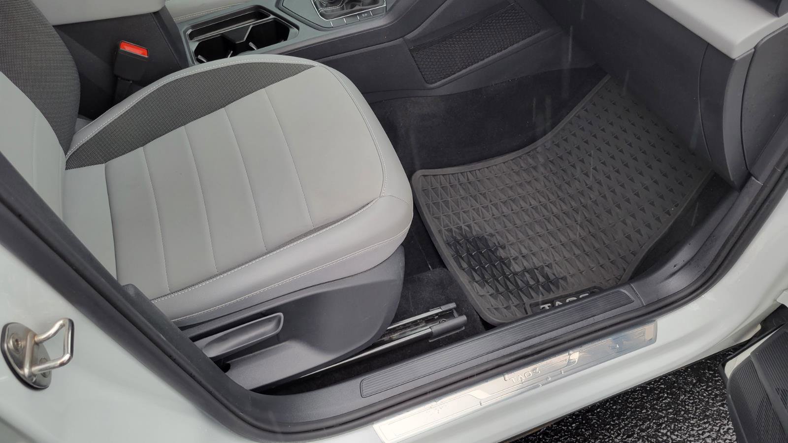 Used 2022 Volkswagen Taos SE w/ Panoramic Sunroof Package image 37