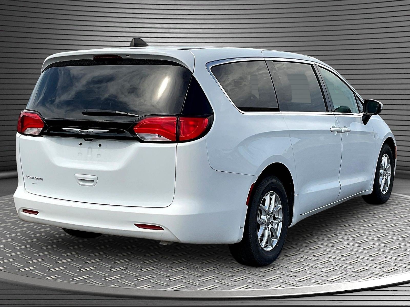Used 2022 Chrysler Voyager LX FWD image 7