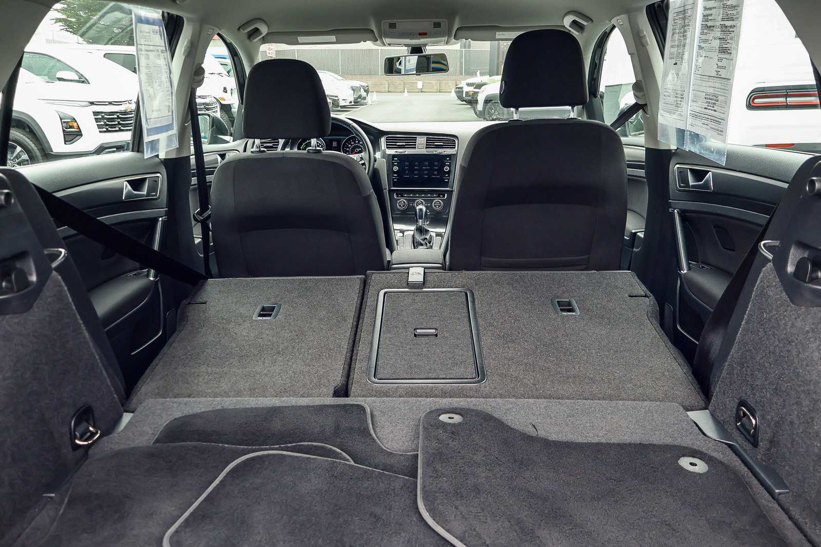 Used 2017 Volkswagen e-Golf SE w/ DC Fast Charging Package image 16